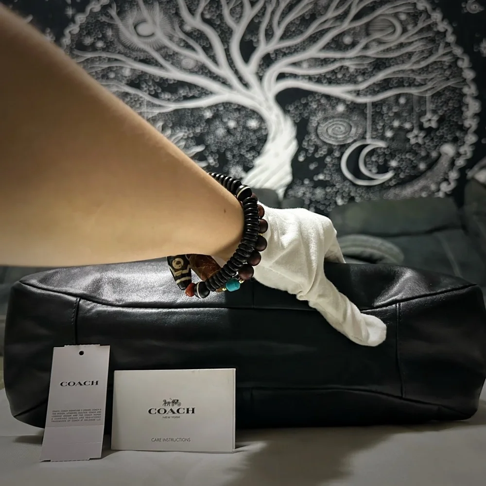 Vintage style Y2K Coach Black soft Leather Shoulder Bag with Gold Accents - Picture 11 of 17